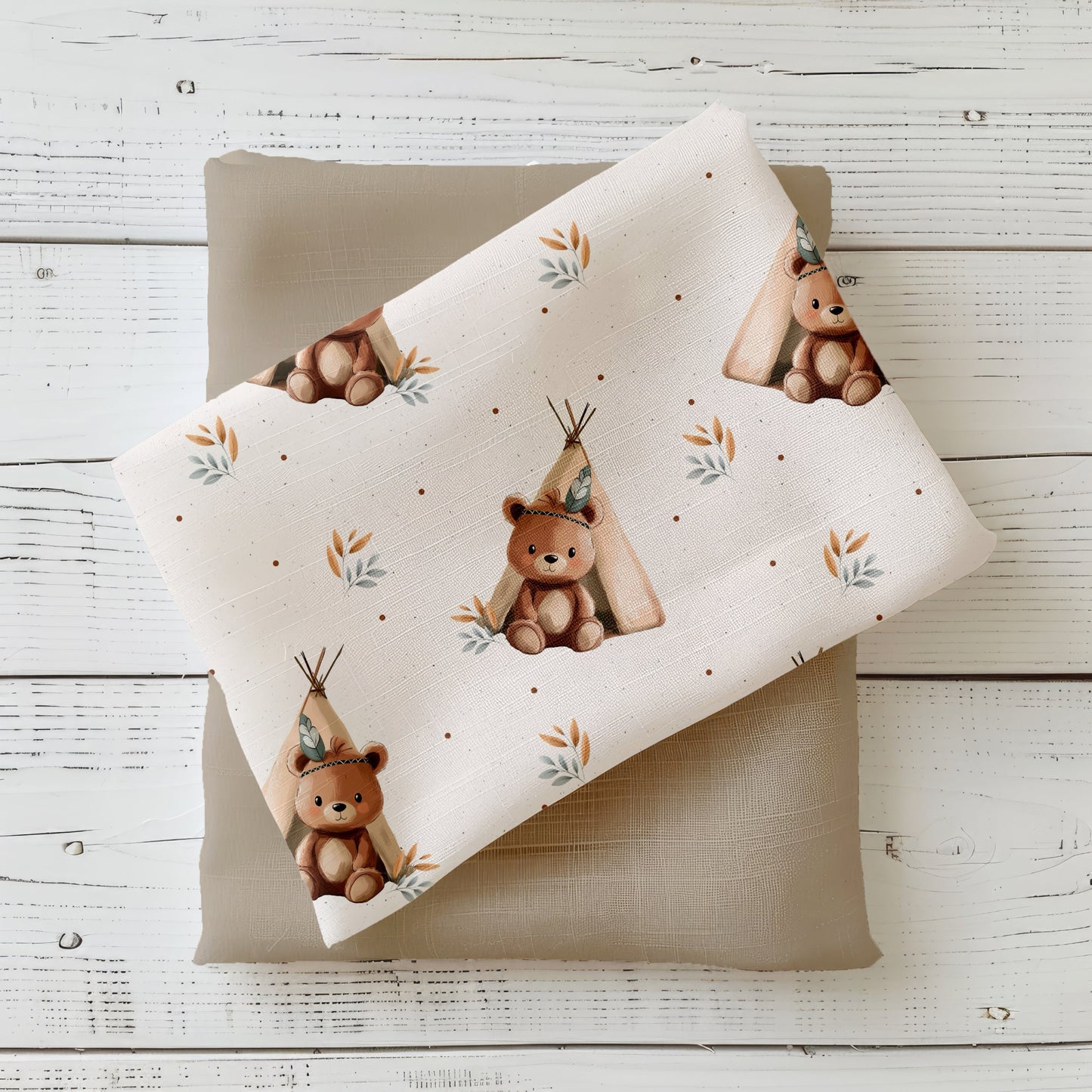 Mockup: Stoff „Bär mit Tipi“ – heller Grund mit kleinen Bären vor Tipi, zarten Zweigen und Sprenkeln; Stoffkachel diagonal auf passendem Uni in Sand/Beige als Kombi.