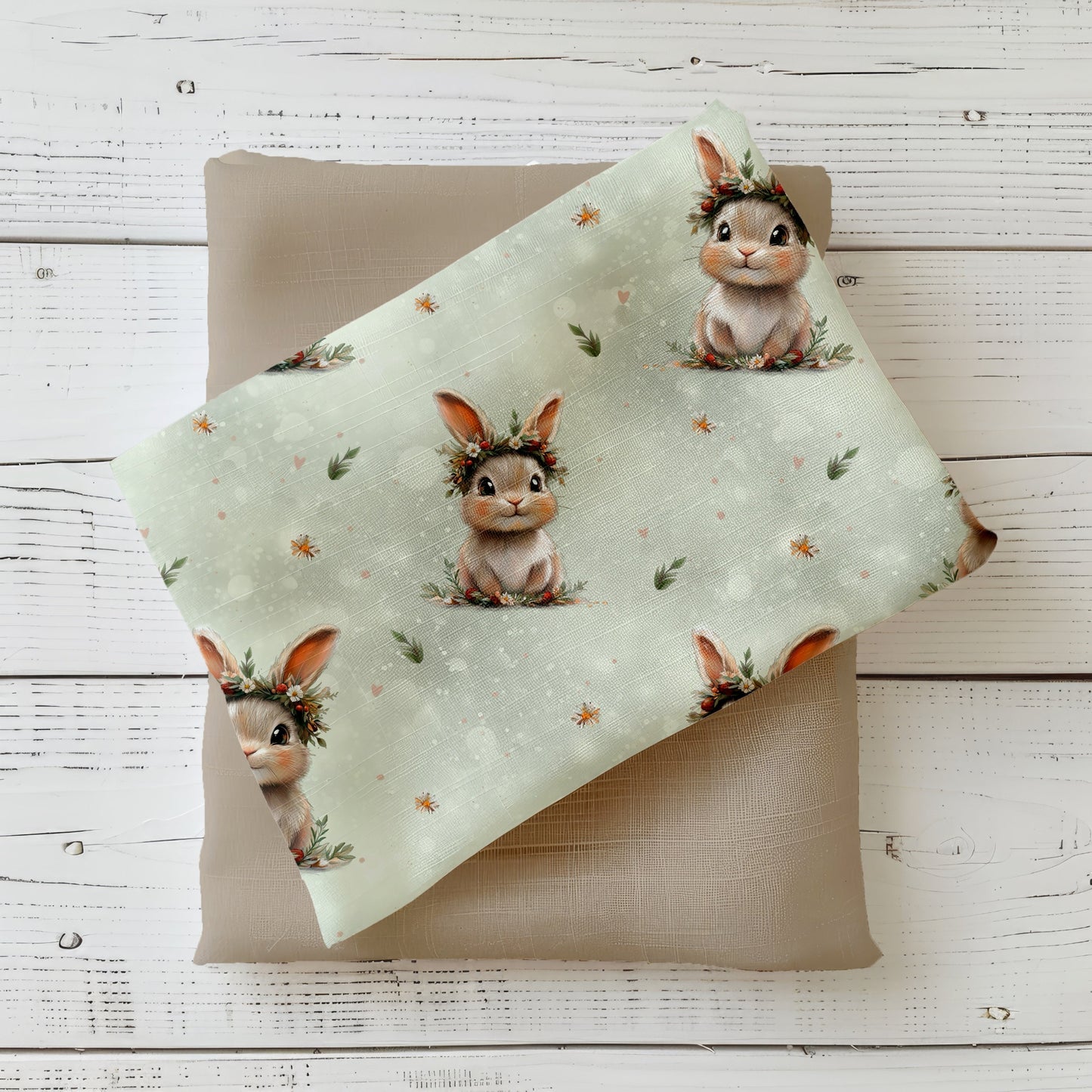 Stoffmeterware mit detailreichem Aquarell-Hasenmotiv – Perfekt für handgemachte Baby- & Kinderkleidung.
