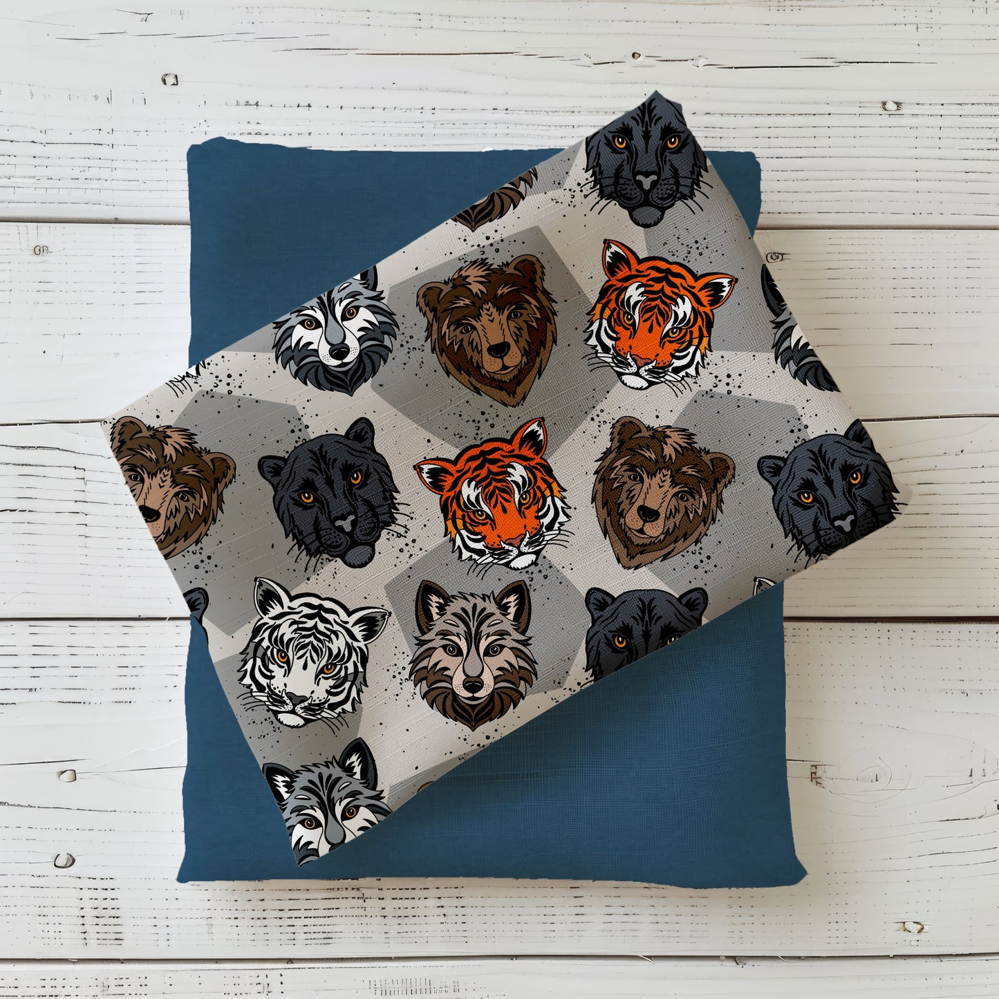 Mit „Wildlife“ holst du dir die Könige des Tierreichs auf deinen Stofftisch! Realistisch illustrierte Tiger, Panther, Wölfe und Bären im Katzengold-Design – perfekt für markante Nähprojekte, die Kraft und Naturverbundenheit ausstrahlen.