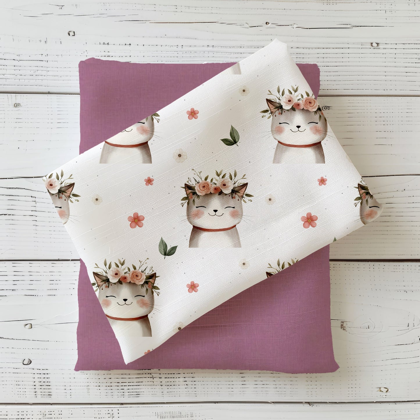 Gefalteter Stoff mit dem Design „Zauberhafte Mieze – weiß" – kindgerechter mit fröhlichem Katzenprint.