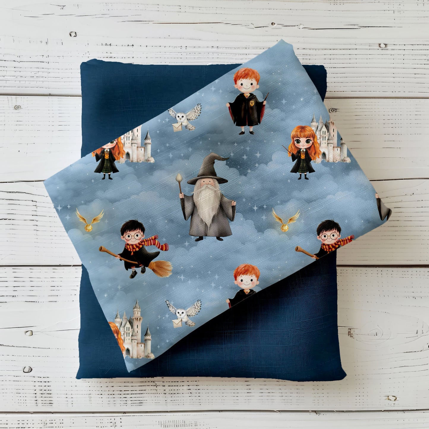 Abenteuerlicher Stoff mit kleinen Zauberern & Eule â perfekt fĂŒr Baby- & Kinderkleidung.