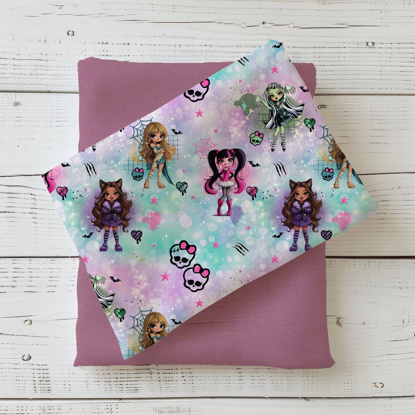 Halloweenstoff „Zombelicious“ mit Monster-Girls, Totenköpfen und Spinnennetzen auf pastellfarbenem Hintergrund.