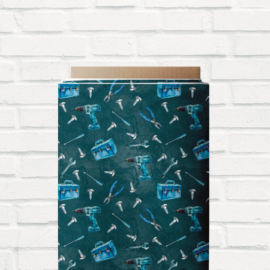 Hochwertiger Meterware-Stoff mit detailreichen Werkzeugmotiven wie Akkuschrauber, Schraubenschlüssel, Zange und Schrauben – perfekt für Baby- und Kinderkleidung.