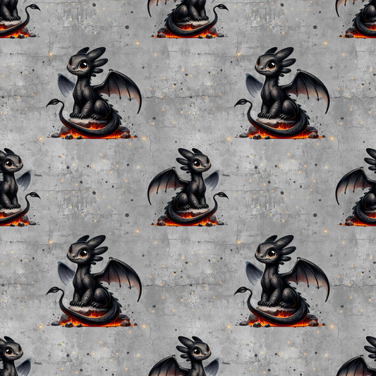 Stoff mit schwarzem Drachenmotiv auf dunklem, strukturiertem Hintergrund.