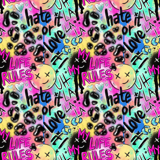Stoffkachel „Hate it or Love it“: nahtloses, dichtes Graffiti-Muster mit Worten („hate it or love it“, „my life rules“), Smileys, Farbsprays & Leo-Elementen in Neonfarben; gleichmäßig rapportiert.