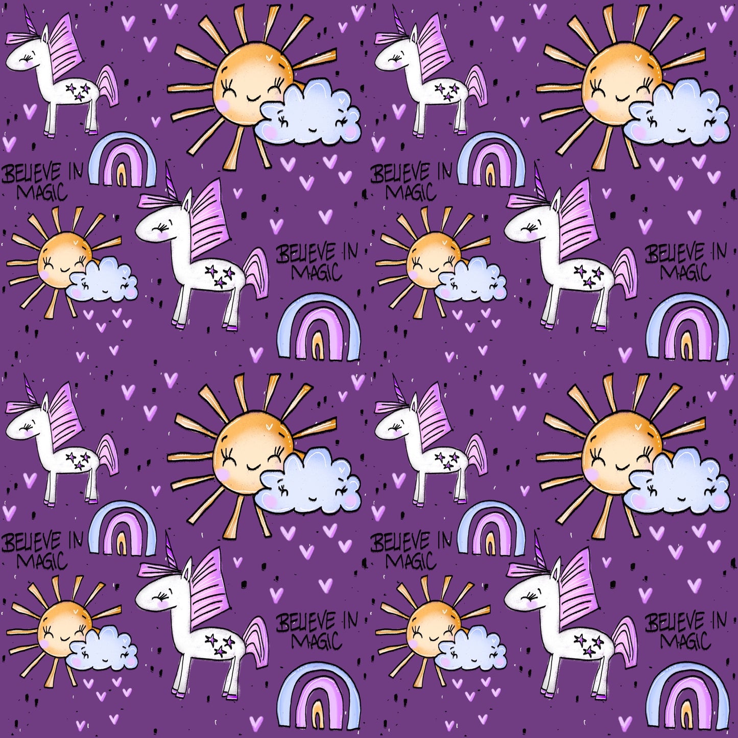 Stoffkachel „Believe in Magic – Einhorn“: nahtloses Muster auf lila Hintergrund mit wiederholten weißen Einhörnern, rosa-lila Regenbögen, gelber Sonne mit Wolke, kleinen Herzchen und dem Lettering „Believe in Magic“.