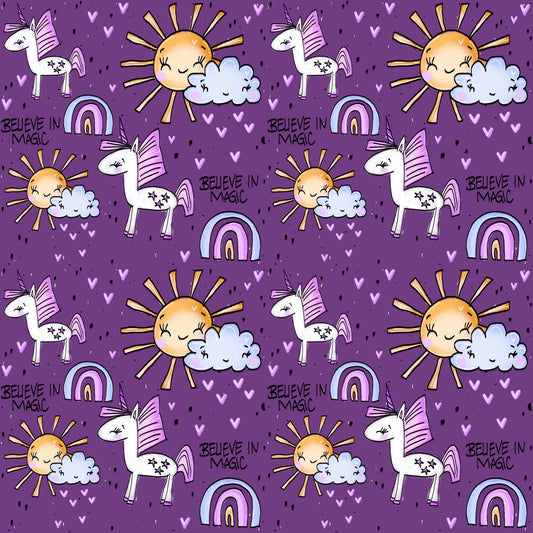 Stoffkachel „Believe in Magic – Einhorn“: nahtloses Muster auf lila Hintergrund mit wiederholten weißen Einhörnern, rosa-lila Regenbögen, gelber Sonne mit Wolke, kleinen Herzchen und dem Lettering „Believe in Magic“.