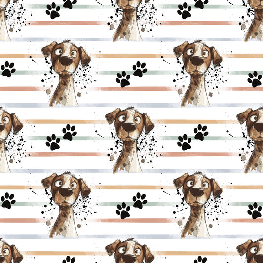 Stoffkachel „Crazy Dog“ – nahtloses Muster mit skizzenhaften Hundeköpfen, schwarzen Pfotenabdrücken und Sprenklern auf Streifen in Salbei, Sand, Pfirsich und Grau.
