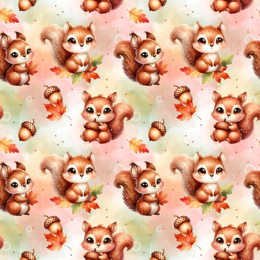 Nahe Aufnahme des Designs ‚Eichhörnchen im Herbst‘ mit süßen Eichhörnchen, Eicheln und Herbstblättern auf weichem Farbverlauf.