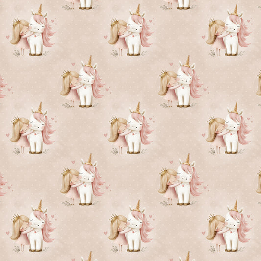 Stoffkachel „Einhorn & Prinzessin“: nahtloses Muster mit wiederholten Einhorn-&-Prinzessin-Motiven und kleinen Herzen auf pudrigem Rosé-Beige; gleichmäßig rapportiert.