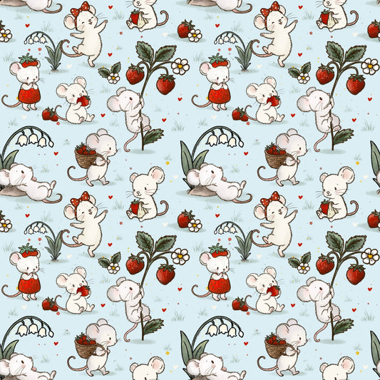 Nahtloses Stoffdesign Erdbeermäuse mit kleinen Mäusen, Erdbeeren und Blüten auf hellblauem Hintergrund von Fritten Design.