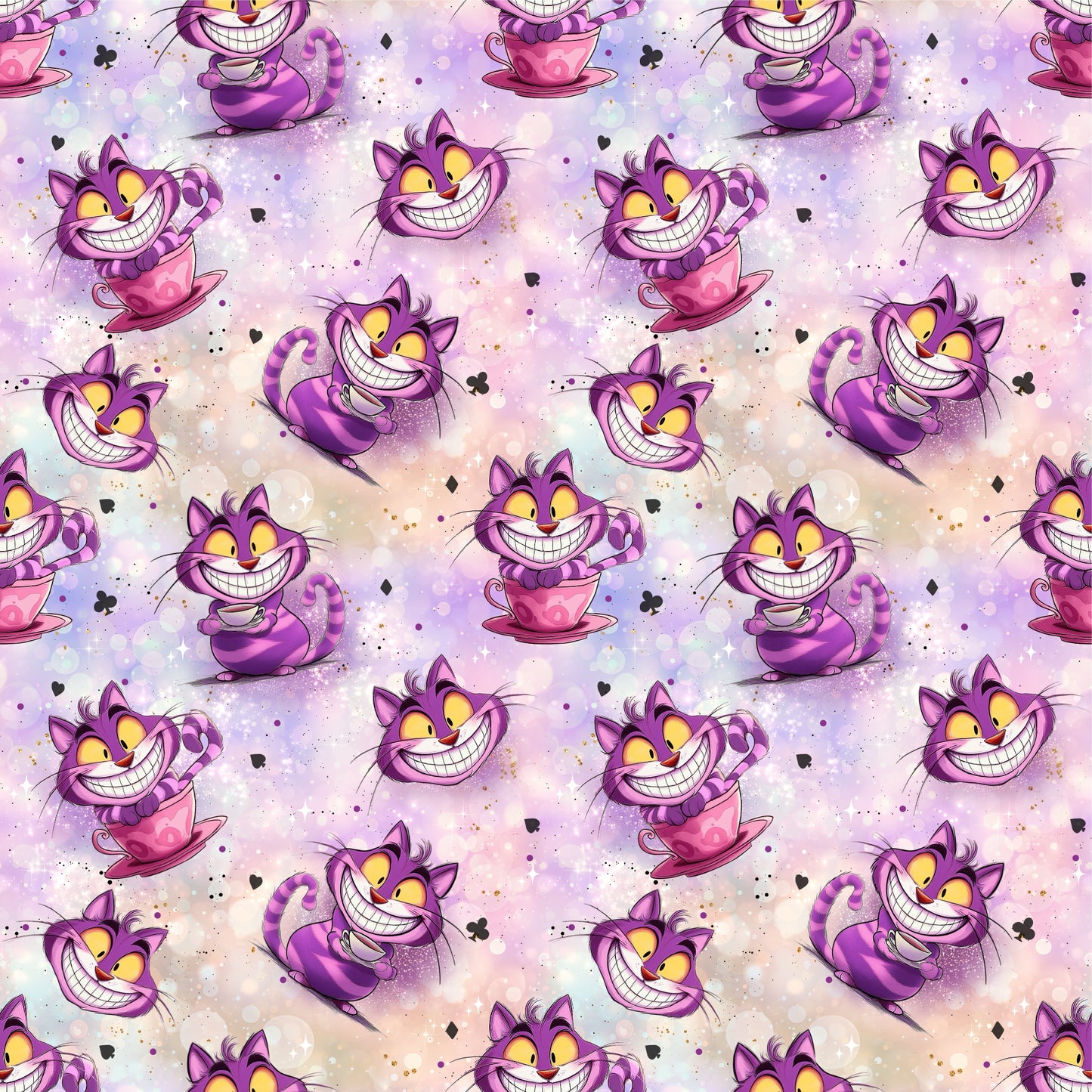 Stoffkachel „Der Grinsekater“: nahtloses Muster mit grinsender lilafarbener Katze, Teetassen, ♠︎♣︎-Symbolen und zartem Bokeh; gleichmäßig wiederholt in Lila-, Pink- und Pastelltönen.