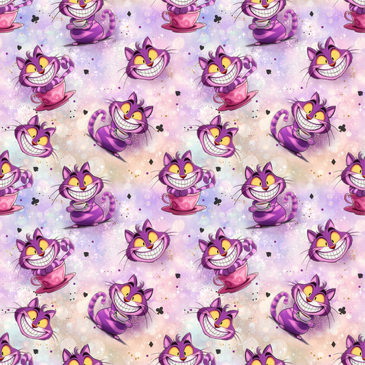 Stoffkachel „Der Grinsekater“: nahtloses Muster mit grinsender lilafarbener Katze, Teetassen, ♠︎♣︎-Symbolen und zartem Bokeh; gleichmäßig wiederholt in Lila-, Pink- und Pastelltönen.