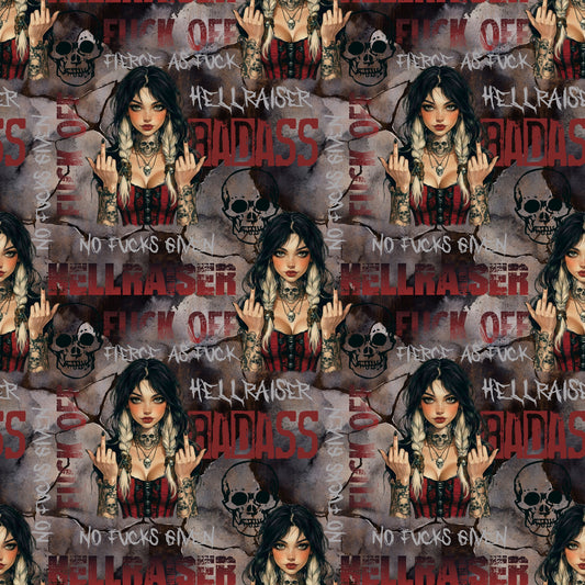 Hellraiser Girl Stoff mit tĂ€towierter Frau, Totenköpfen und Graffiti-SchriftzĂŒgen auf dunklem Hintergrund, kombiniert mit uni Stoff in Taupe.