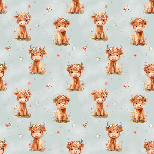 Stoffkachel „Highland Cow“: nahtloses Muster mit wiederholten Hochlandrinder-Illustrationen, kleinen Blumen und dezenten Punkten auf mintfarbenem Hintergrund.