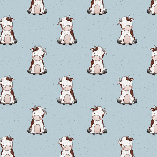 Stoffkachel „Kleine Kuh“: nahtloses Muster mit wiederholten braun-weißen Kälbchen auf staubblauem, leicht gesprenkeltem Hintergrund; gleichmäßig rapportiert.