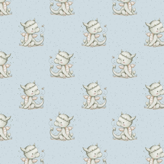 Stoffkachel „Kleiner Drache“ – nahtloses Muster mit Babydrache, kleiner Biene und feinen Sprenkeln auf softem Himmelblau.