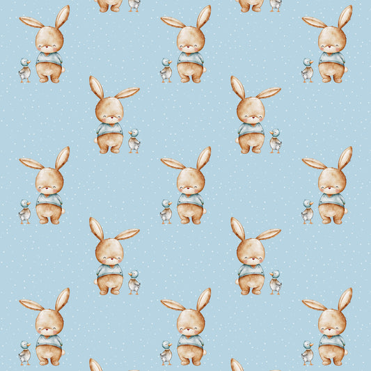 Nahe Aufnahme des Stoffdesigns „Hase & Ente“ mit niedlichen Hasen und Enten auf blauem Hintergrund mit feinen weißen Punkten.
