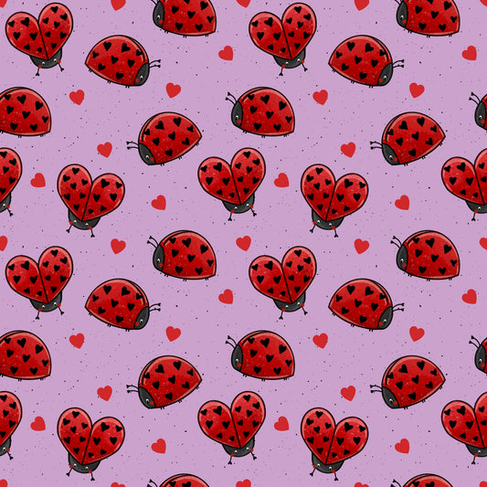 Love Bug Muster mit Marienkäfern und Herzchen von Katzengold-Designs auf rosé-lilafarbenem Hintergrund.