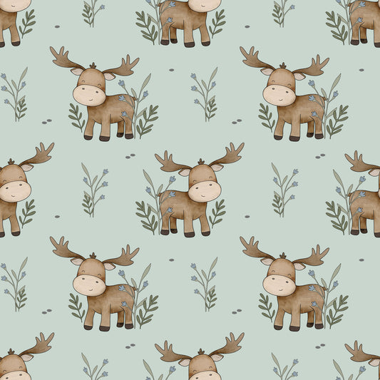 Stoffkachel „Lucas der Elch“: nahtloses Muster mit wiederholten Elchen in Braun, feinen Zweigen und Sprenkeln auf salbeigrünem Grund; gleichmäßig rapportiert.
