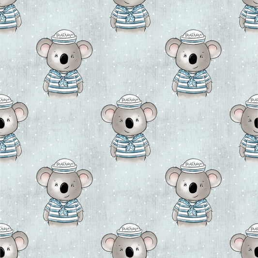 Allover-Muster mit sĂŒĂem Koala im Matrosenshirt und MatrosenmĂŒtze auf hellblauem Hintergrund mit feinen Punkten fĂŒr Baby- und Kinderkleidung
