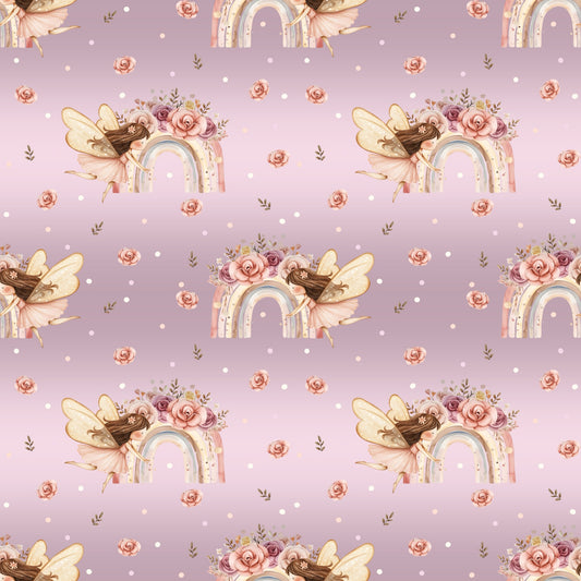 Nahtloses Regenbogenfee Design mit Fee, Blüten und pastelligem Regenbogen auf altrosa Hintergrund