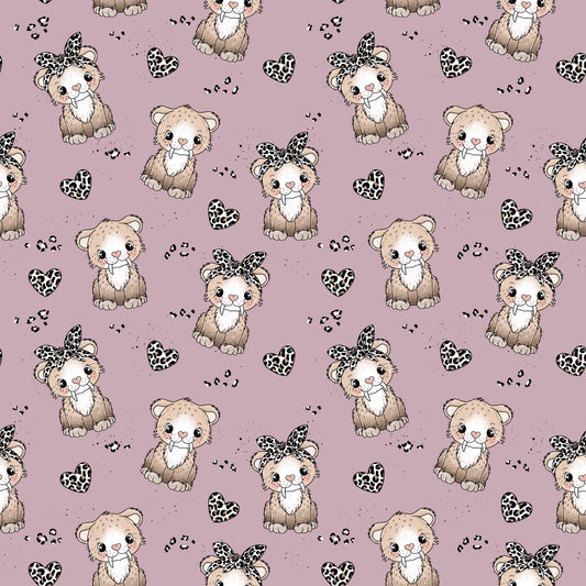 Nahtloses Muster „Säberline der Säbelzahntiger“ – Säbelzahntigerin mit Schleife & Leo-Herzen auf mauve/altrosa – Kinderstoff (Jersey/French Terry), handgemalt von Katzengold-Designs