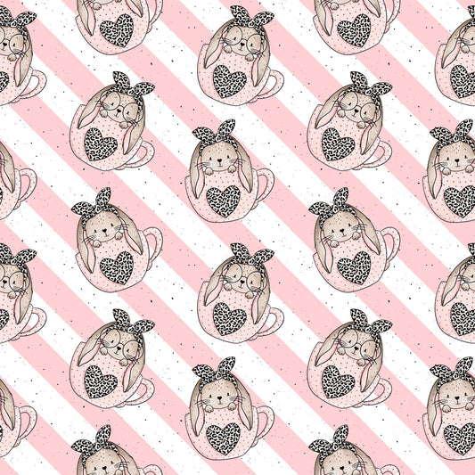 Nahtloses Muster âSchlappohrleinâ mit niedlichen Schlappohr-HĂ€schen, Herz-Tassen, Leo-Akzenten, BlĂŒten und feinen Punkten in RosĂ©- und Beigetönen.