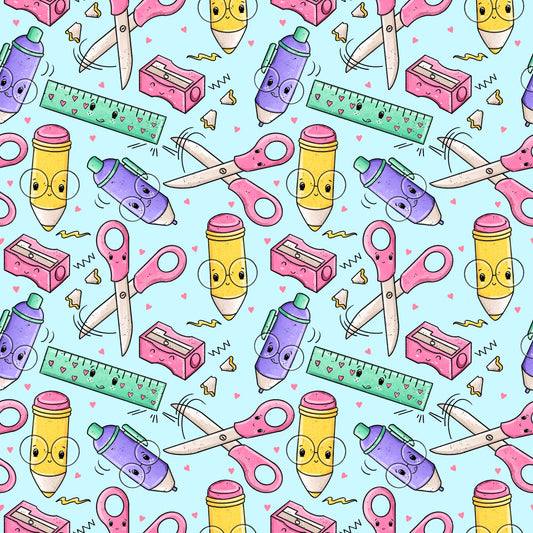 Allover-Stoffdesign âSchreibzeug â Buntâ mit bunten Schreib- und Bastelmotiven wie Scheren, Stiften und Spitzern auf tĂŒrkisfarbenem Hintergrund.
