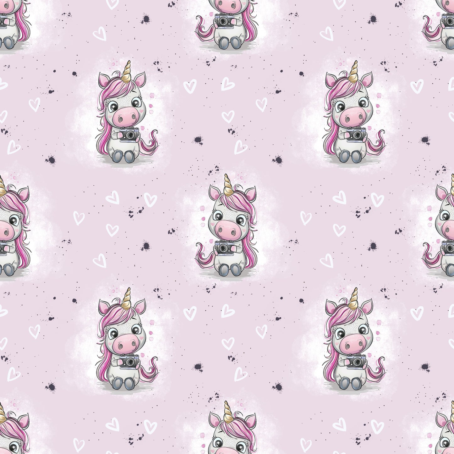 Rosa Einhornstoff „Smile“ mit Herzchen und Kamera-Einhorn, dekoriert als Stoffstapel auf violettem Untergrund.