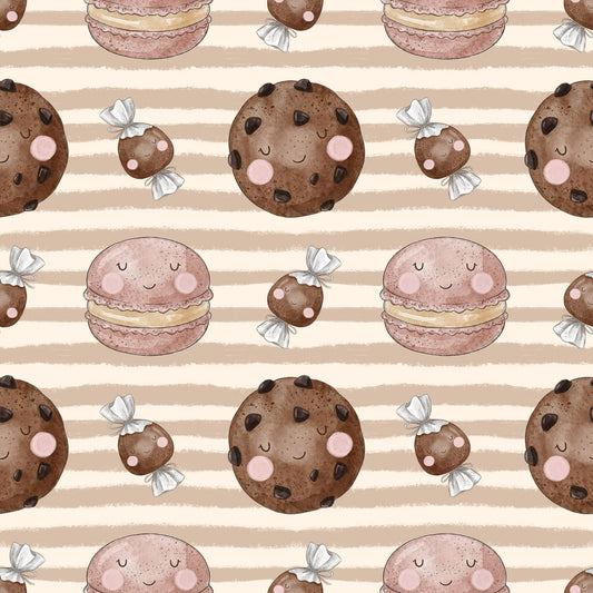 SĂŒĂe Versuchung Stoffdesign mit niedlichen Keksen, Macarons und Bonbons auf beige gestreiftem Hintergrund