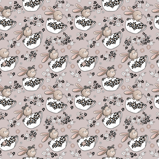 Nahtloses Muster âTassenhaseâ mit Hasenmotiven in Tassen, kleinen Blumen und Leo-Akzenten auf ruhigem, warmem Hintergrund.