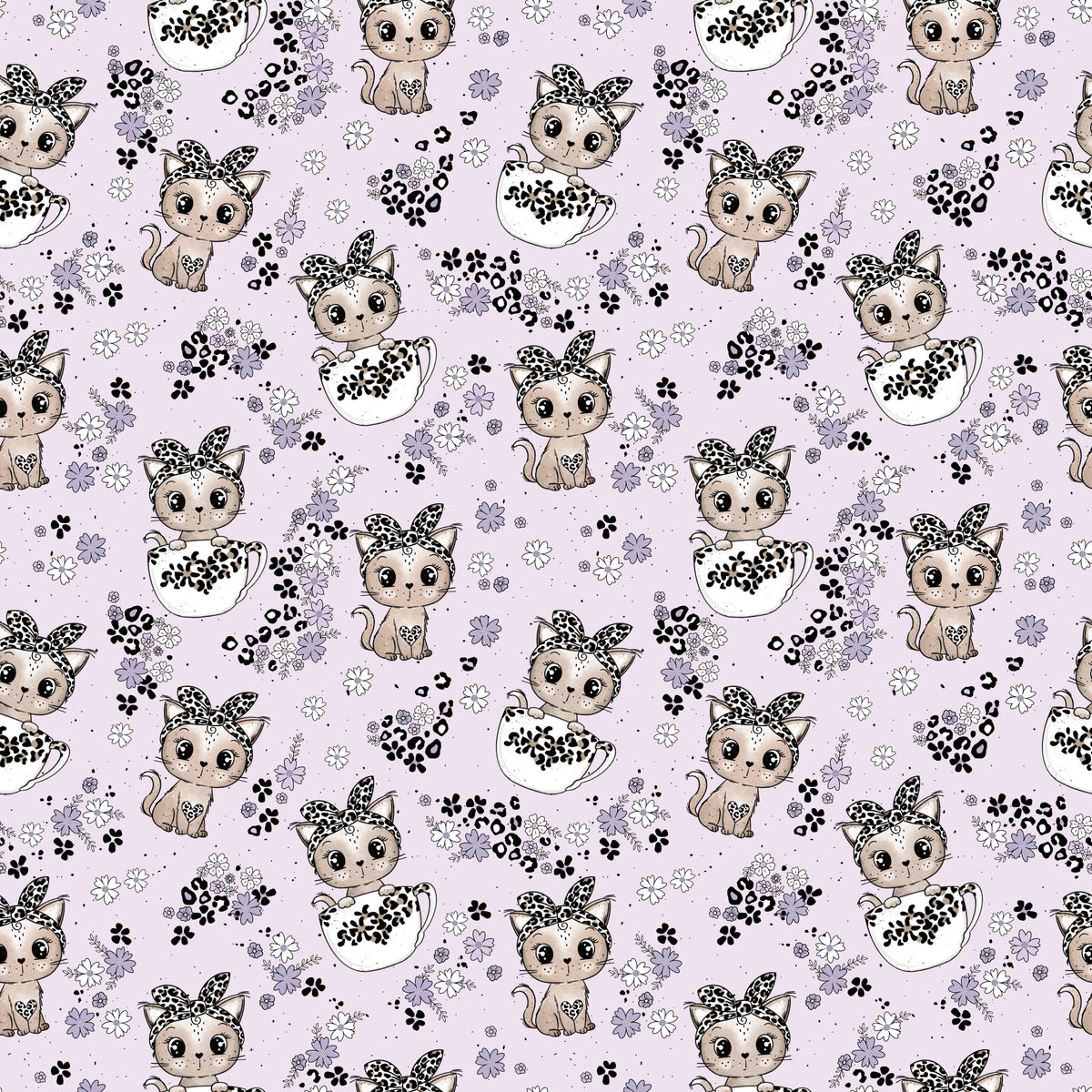 Wiederholendes Muster aus Kätzchen mit Leo-Schleifen in Teetassen, Pfotenabdrücken und Blüten auf fliederfarbenem Hintergrund – Design „Tassenkitty“ von Katzengold-Designs.