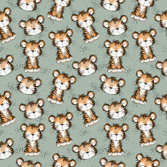 Detailansicht der Stoffmeterware mit verspieltem Tiger-Allover. Auf einem ruhigen salbeigrĂŒnen Grund sind handgezeichnete Tigerköpfe und kleine sitzende Tiger gleichmĂ€Ăig angeordnet. Feine dunkle Sprenkel lockern das Design auf und verleihen ihm eine moderne, handillustrative Optik. Das Muster wirkt freundlich, kindgerecht und harmonisch und eignet sich ideal fĂŒr Kinderkleidung und Accessoires. Design von Katzengold-Designs.
