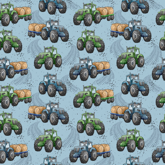 Stoffkachel „Trecker-Crew“ – nahtloses Muster mit grünen & blauen Traktoren, Anhängern mit Strohballen und markanten Reifenspuren auf hellblauem Grund.