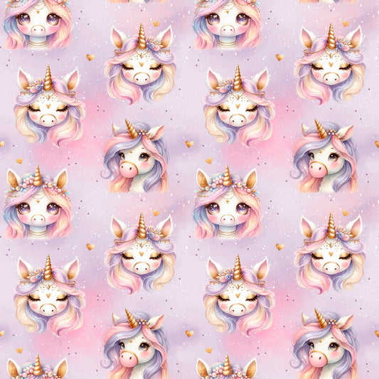 Nahtloses Unicorn Day Design mit pastelligen Einhornköpfen, Goldhorn und kleinen Herzchen auf rosafarbenem Hintergrund