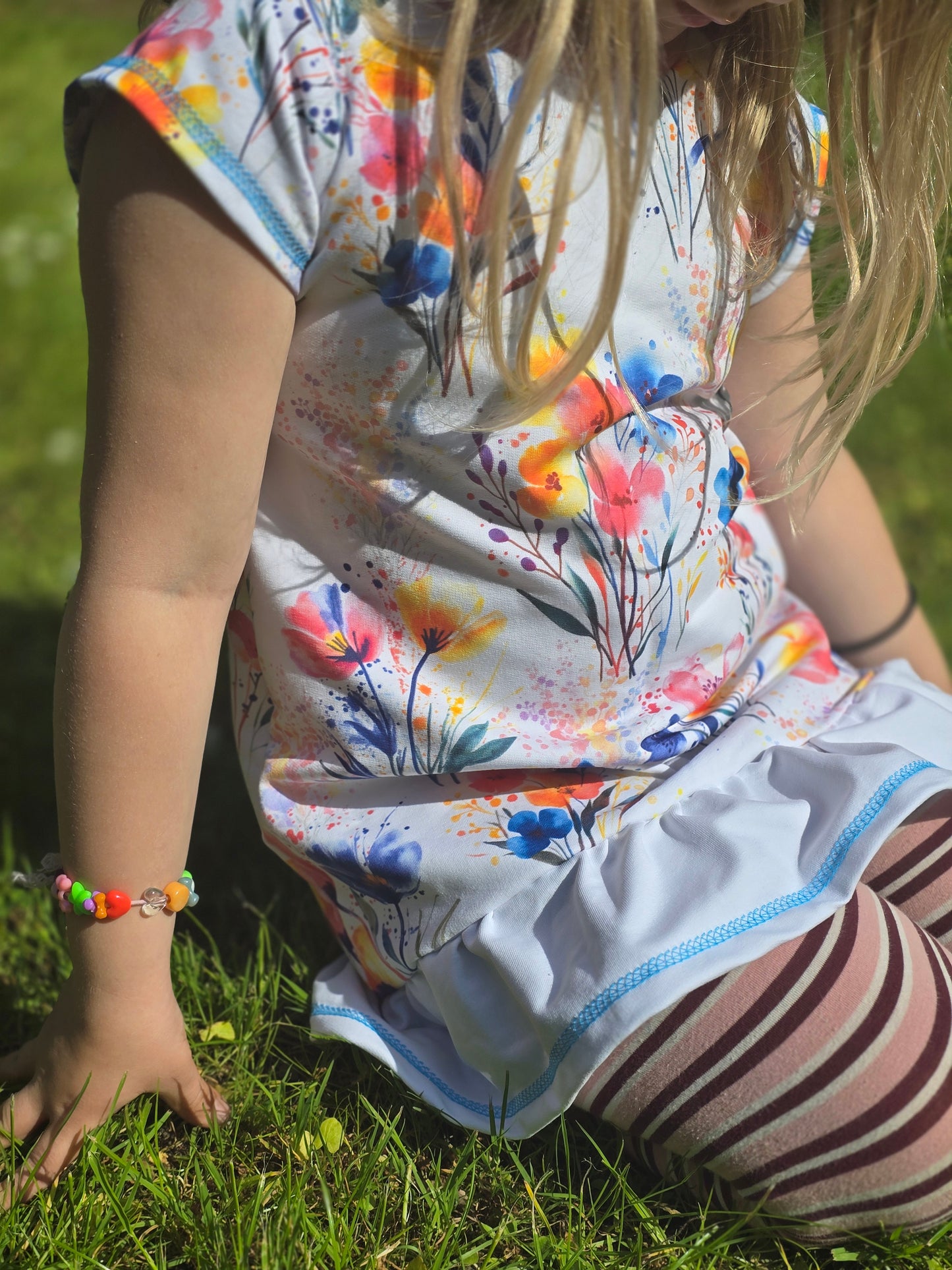 Modernes Stoffdesign mit floralen Aquarellmotiven in leuchtenden Farben – Watercolor Flowers auf Weiß.