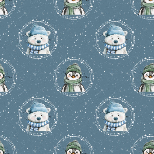 Kuscheliger Stoff „Weihnachtsfreunde“ – niedlicher Pinguin und Eisbär in Winterkleidung für festliche DIY- und Nähideen.