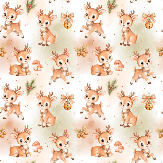 Nahtloses Stoffdesign âWinterliche Rehfreundeâ mit niedlichen Rehen, Tannenzweigen, Eicheln, Fliegenpilzen und festlichen Glocken auf hellem Aquarellhintergrund.