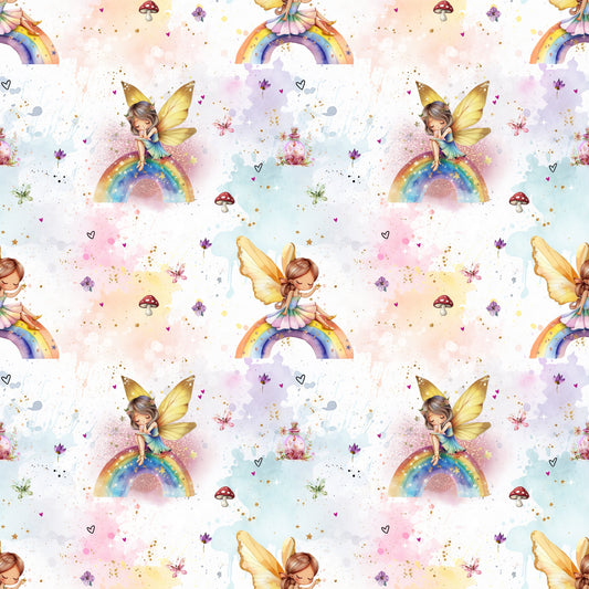 Naheaufnahme eines Stoffdesigns mit zarten Feen, Regenbögen, Pilzen und Pastellakzenten auf hellem Hintergrund