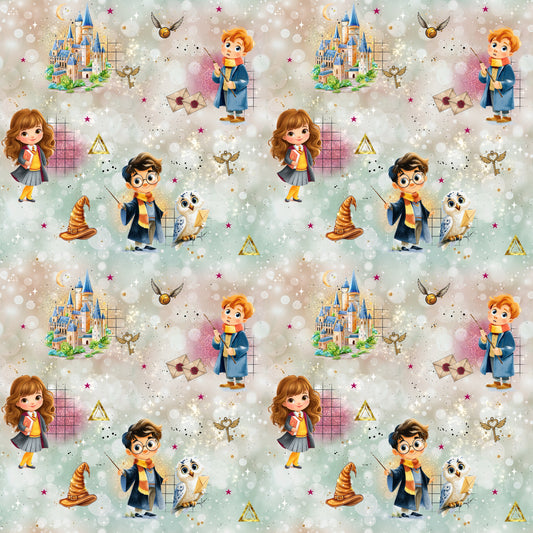 Stoffkachel „Zauberfreunde“ – nahtloses Muster mit Mini-Zauberwesen, Eule, märchenhaftem Schloss, Sternen, Zauberhut, Briefen und goldenem Flugball auf sanft getupftem Grund.