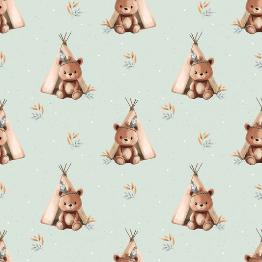 Nahe Aufnahme des Stoffdesigns „Bär im Tipi“ in Mint mit kleinen Bären, Tipis und Pflanzenmotiven als durchgehendes Muster.