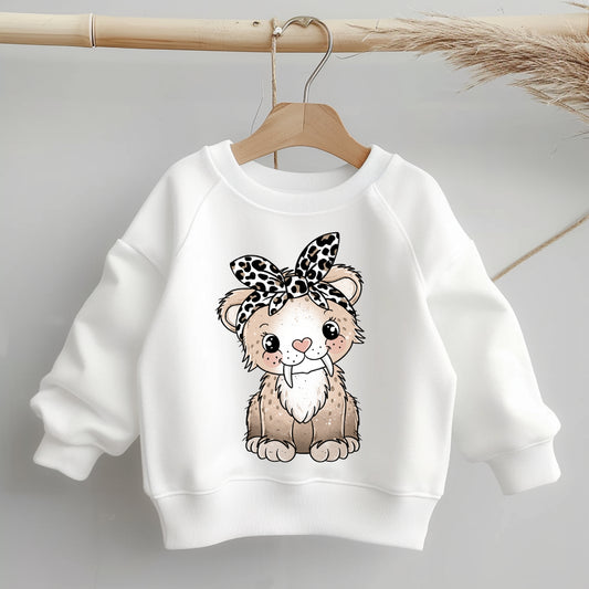 Freisteller des Bügelbild-Motivs „Säberline der Säbeltiger mit Stirnband“: sitzender Säbeltiger mit Leoparden-Stirnband auf weißem Hintergrund, klare Linien, zentriert für die Produktkachel.