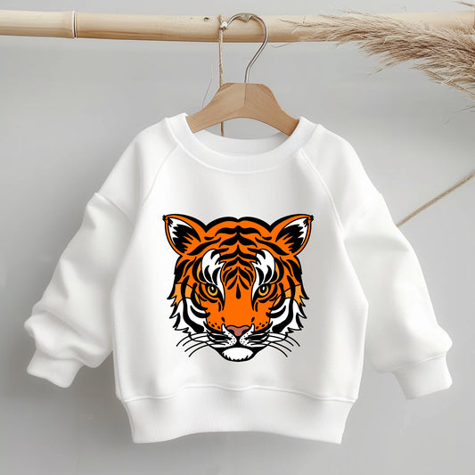 „Mockup eines Kinder-Sweaters: mittig auf der Brust das Bügelbild eines Tigerkopfs; zeigt Größe und Platzierung des Motivs auf der Kleidung.“