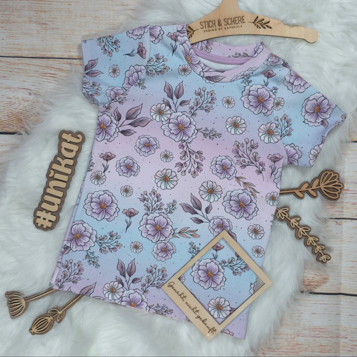 Handgenähtes Kinder T-Shirt Summer Flowers in Größe 110 aus Ripp-Jersey mit zartem Blumenmuster in Rosa und Flieder