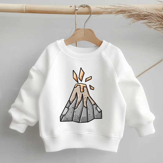 „Mockup eines Kinder-Sweaters: mittig auf der Brust das Bügelbild eines Vulkans mit orangefarbener Lava; zeigt Größe und Platzierung des Motivs auf der Kleidung.“