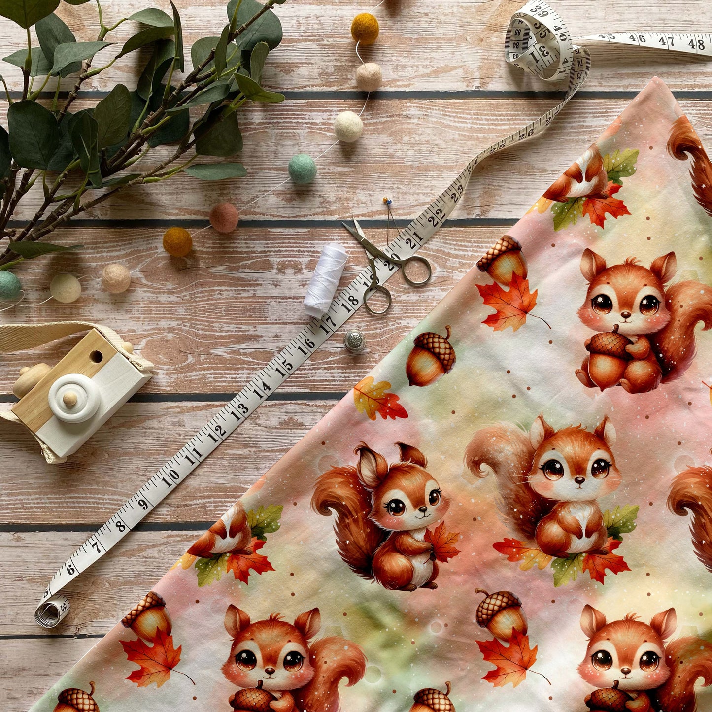 Naturfarbener Jersey-Stoff "Eichhörnchen im Herbst" für liebevolle Kinderkleidung.