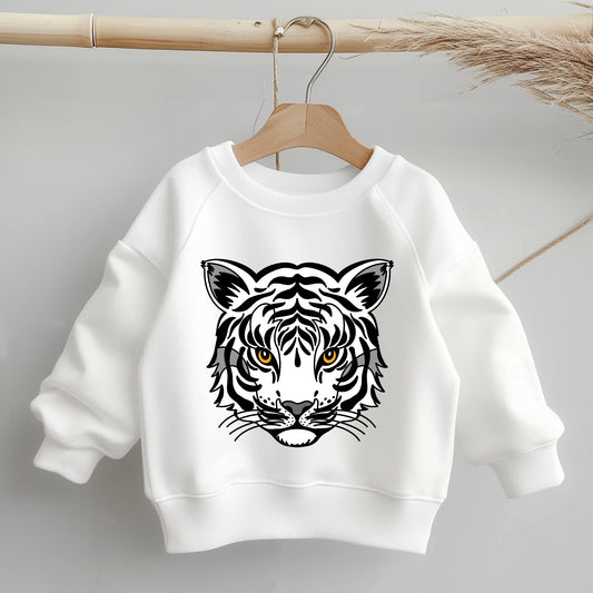 „Mockup eines Kinder-Sweaters: mittig auf der Brust das Bügelbild eines weißen Tigerkopfs mit schwarzen Streifen; zeigt Größe und Platzierung des Motivs auf der Kleidung.“