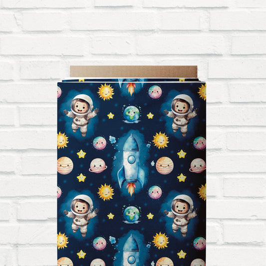 Weicher Jersey mit süßen Weltraum-Motiven wie Astronauten, Sonnen und Sternen – perfekt für selbstgenähte Kleidung.