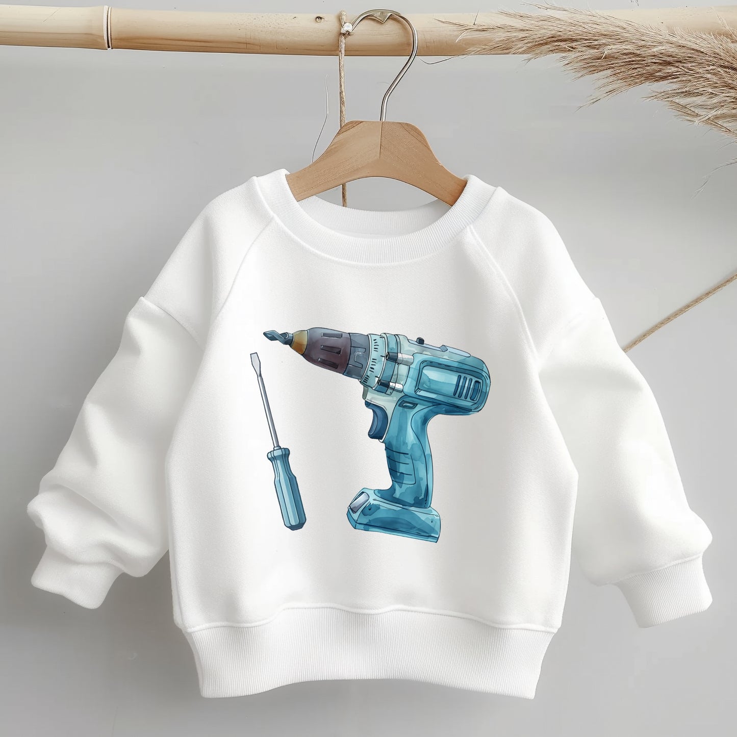 Bügelbild mit Werkzeug-Motiv auf Kinderkleidung – Hammer, Zange und Schraubenschlüssel in kindlichem Stil.